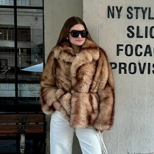 Manteau court en fausse fourrure